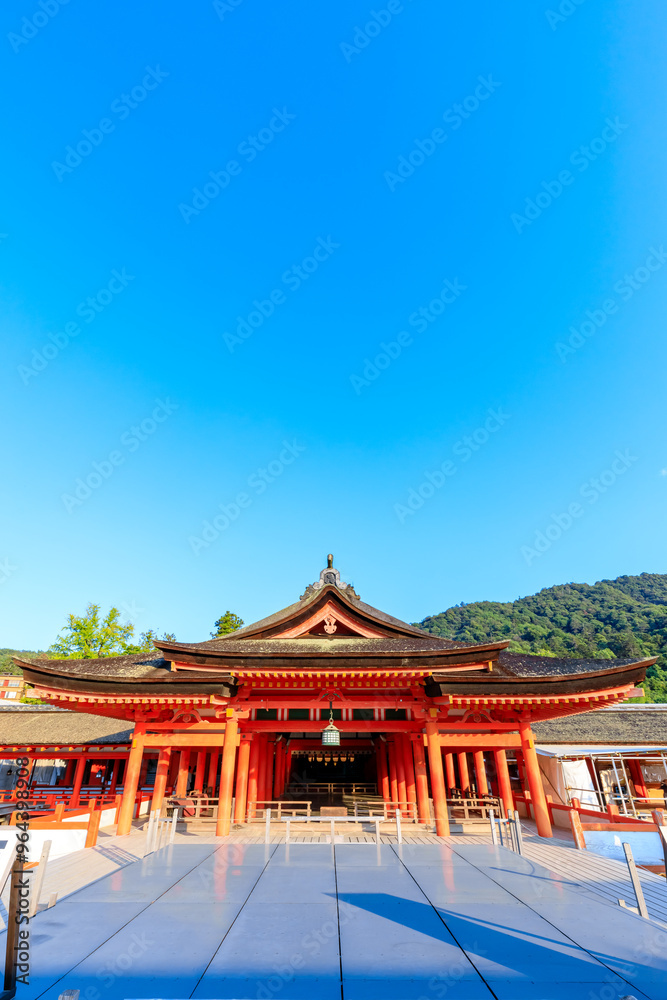 夏の嚴島神社 干潮時 広島県廿日市市 Itsukushima Shrine in summer. At low tide. Hiroshima Pref, Hatsukaichi City. 夏の嚴島神社 干潮時 広島県廿日市市 Itsukushima Shrine in summer. At low tide. Hiroshima Pref, Hatsukaichi City.