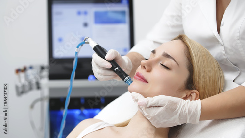 Canvastavla A professional cosmetologist performs hydropeeling and hydrafacial on the client, providing advanced skin care procedures