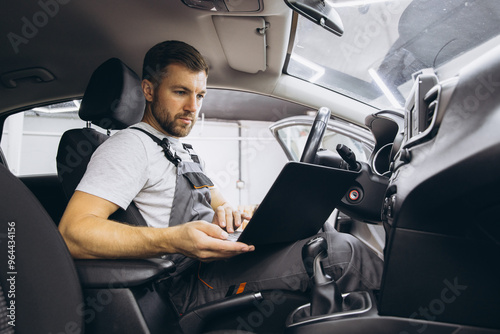Canvastavla Automotive mechanic running diagnostics software on computer