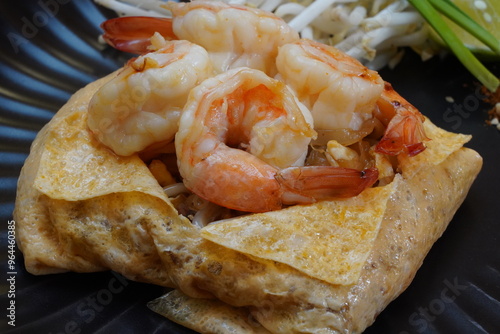 Noodle with fresh prawns wrapped in egg.