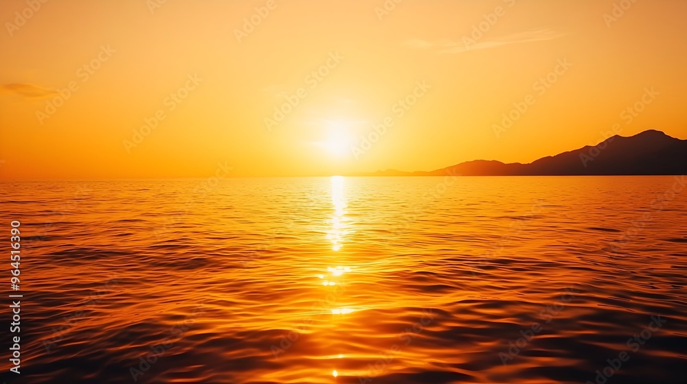 Obraz premium Breathtaking Golden Sunset Over Serene Ocean Horizon Landscape