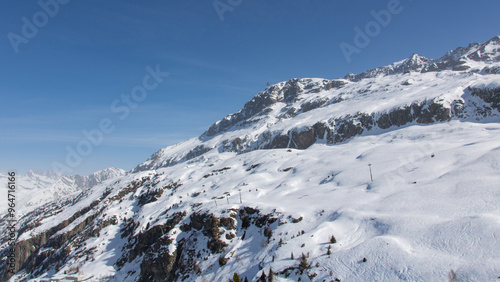 Le Dôme des Rousses est l'un des sommets culminants d'Oz-en-Oisans. Un point de départ pour le circuit du Col du Lac Blanc en hiver. Facilement accessible par télécabine