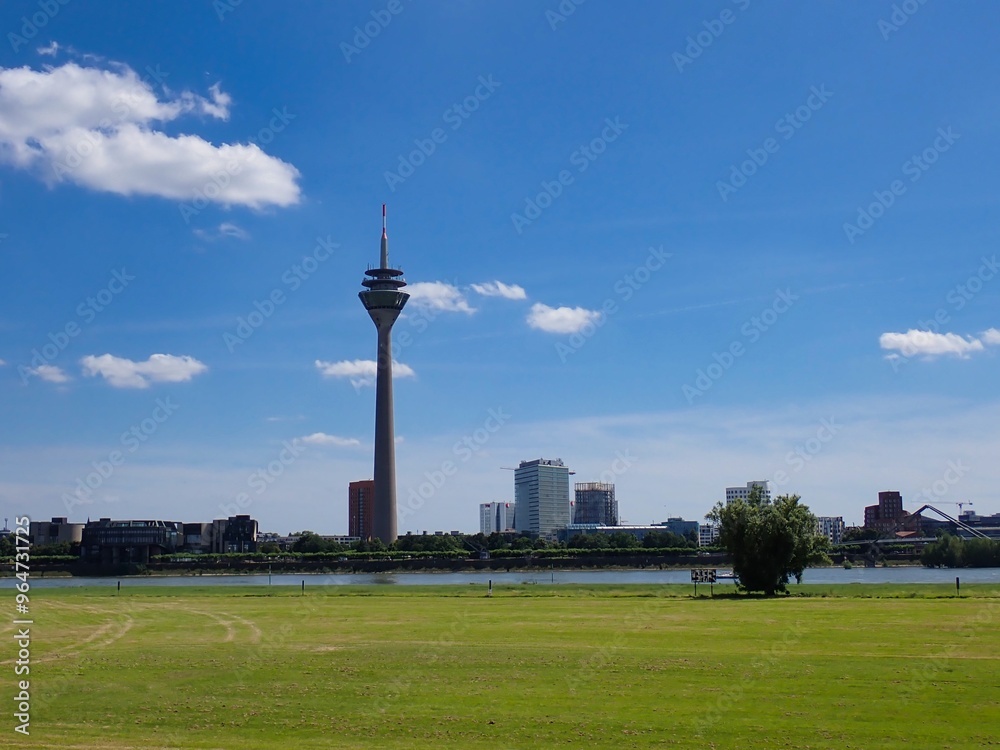 Fototapeta premium Panorama von Düsseldorf mit Blick auf den Fernsehturm
