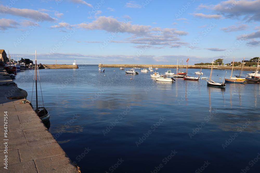Obraz premium Le port d'échouage, port de pêche et port de plaisance, village de Barfleur, département de la Manche, France