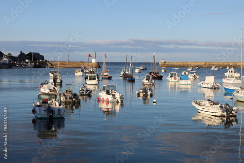 Le port d'échouage, port de pêche et port de plaisance, village de Barfleur, département de la Manche, France