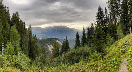 Foto wild mountain forest with dramatic storm clouds and foresight onto steep cliffs