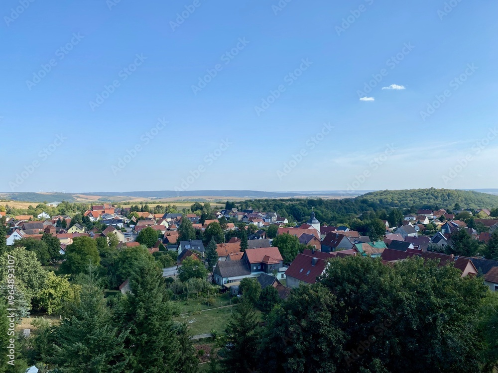 Fototapeta premium der Röhrigschacht bei Wettelrode mit blick zur Halde Hohe Linde und dem funkturm bei Lengefeld im Mansfeld