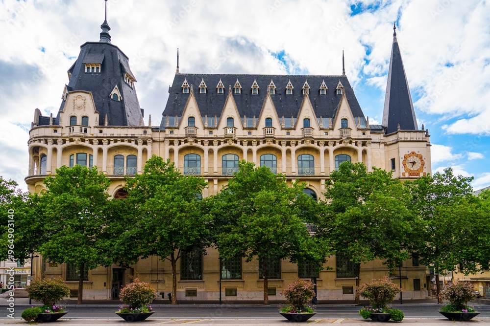 Naklejka premium Chartres, France. This historic building features a mansard roof and ornate details, showcasing beautiful French architecture. It attracts many tourists and offers insights into the citys rich history
