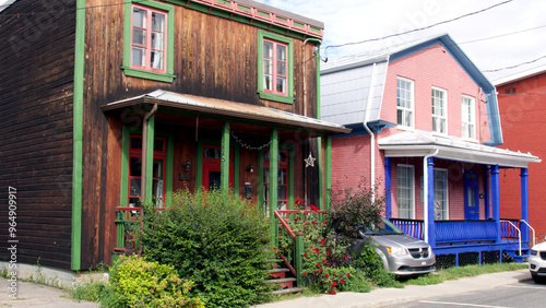 Vieilles maisons colorées de Trois-Rivières. photo