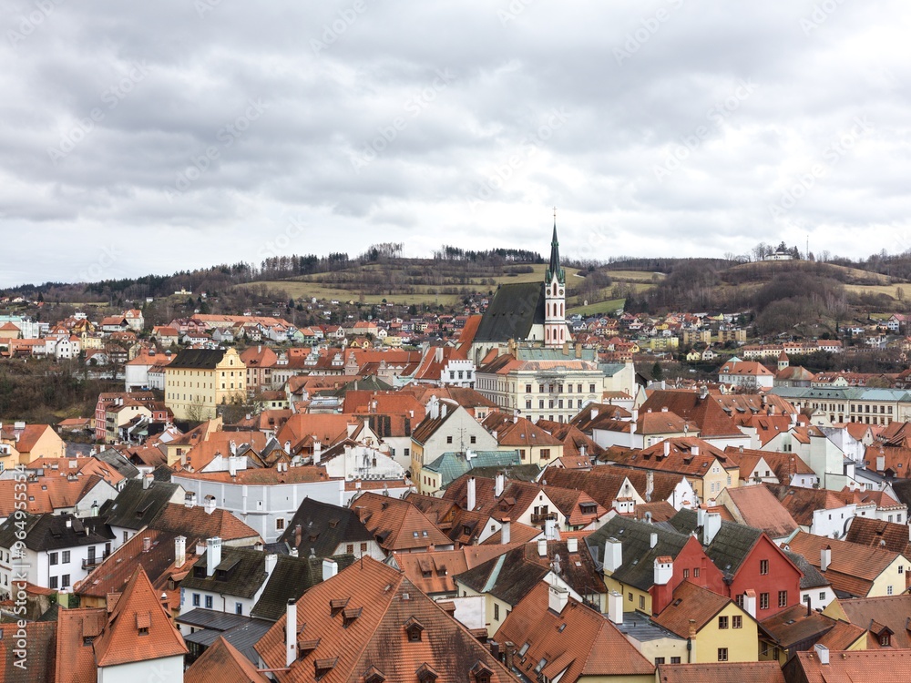 Obraz premium 유럽 오래된 건물 지붕 교회 거리