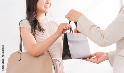 Tableau sur toile 高級店で紙袋・商品を受け取る買い物客の女性（デパート・百貨店・ブランド品）