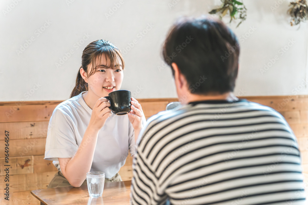 カフェ・飲食店に来た親子・カップル
