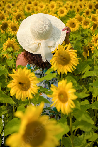 Obraz na płótnie girl in the field of sunflowers w salonie