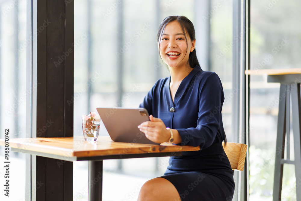 Obraz premium Business asian woman freelancer using tablet with blank screen for design mockup device Tablet with blank screen for design mockup 