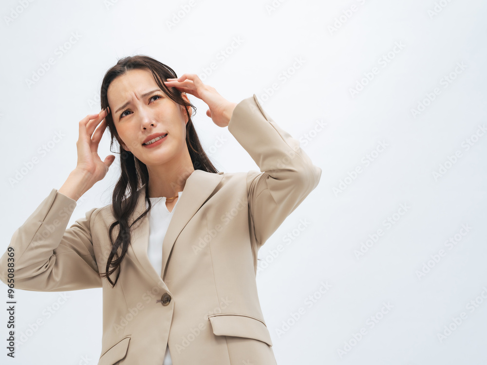 困った表情の女性ビジネスパーソン 困った表情の女性ビジネスパーソン