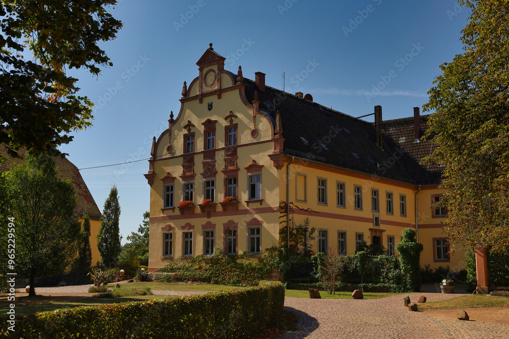 Fototapeta premium Prachtvolles barockes Herrenhaus des Ritterguts Kössern mit dekorativem Giebel und gepflegtem Vorhof im Sommer, Kössern, Grimma, Landkreis Leipzig, Sachsen, Deutschland