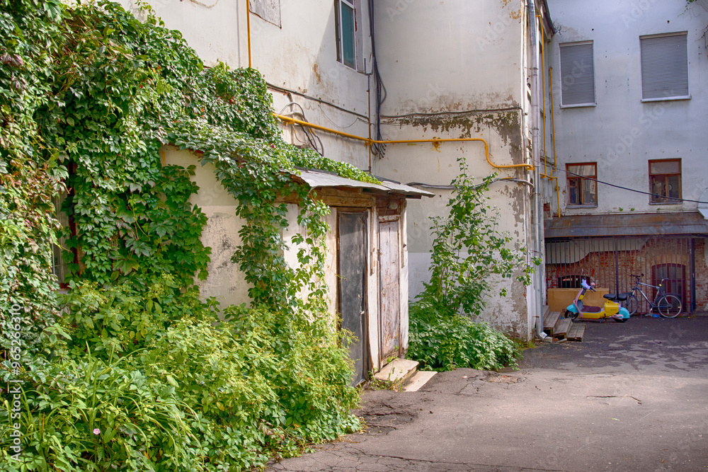 Fototapeta premium MOSCOW, RUSSIA - August 11, 2024:The house of Emelyan Ukraintsev built in 1665, located in the White City,on Ivanovskaya Hill near Khitrovskaya Square in Moscow