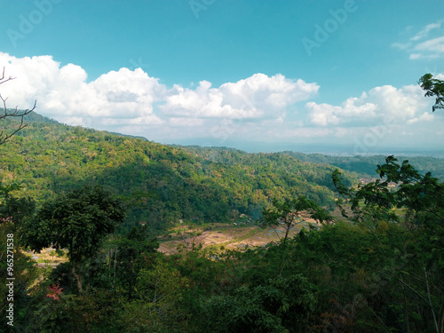 The beauty of the natural scenery in the mountains combines with the green of the trees