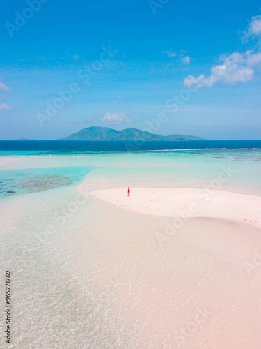 Fotografie Tourists walking on the white sandbar with turquoise ocean water