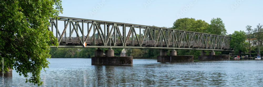 Naklejka premium Ehemalige Eisenbahnbrücke über der Ruhr, Heisingen, Kupferdreh, Essen, Ruhrgebiet, Nordrhein-Westfalen, Deutschland, Europa