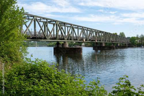 Ehemalige Eisenbahnbrücke über der Ruhr, Heisingen, Kupferdreh, Essen, Ruhrgebiet, Nordrhein-Westfalen, Deutschland, Europa