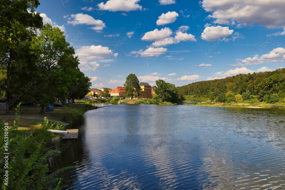 Blick von und auf die Hängebrücke, Brücke in Grimma an der Mulde, Landkreis Leipziger Land, Sachsen, Deutschland Blick von und auf die Hängebrücke, Brücke in Grimma an der Mulde, Landkreis Leipziger Land, Sachsen, Deutschland