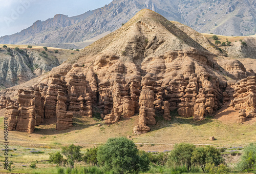 Obraz na plátně Mountains with hoodos on a clear day in Kyrgyztan