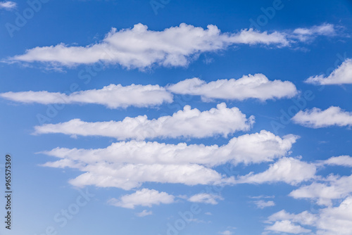 Φωτογραφία Bright blue skies and calm white clouds are perfect for a serene background or nature design