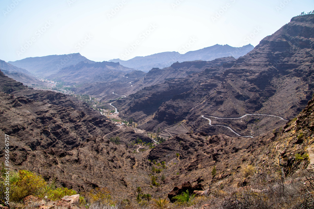 Fototapeta premium Subía al Roque Nublo por Mogan, montaña arida