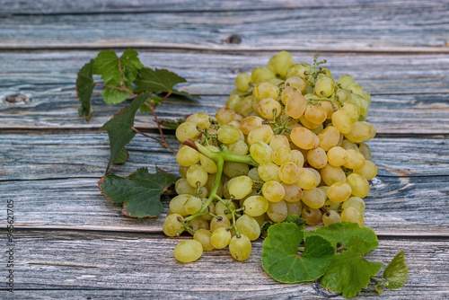Obraz na płótnie Yellow seedless grapes on wooden table. w salonie