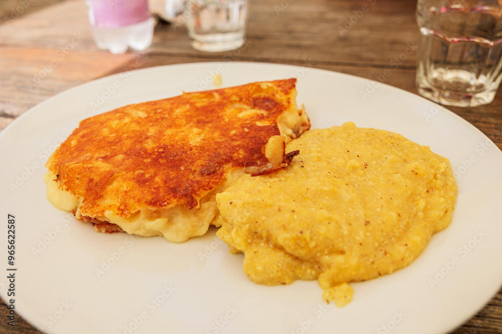 piatto di frico, tipica pietanza del Friuli Venezia Giulia, con polenta piatto di frico, tipica pietanza del Friuli Venezia Giulia, con polenta