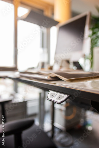 Höhenverstellbarer Schreibtisch in einem Büro photo