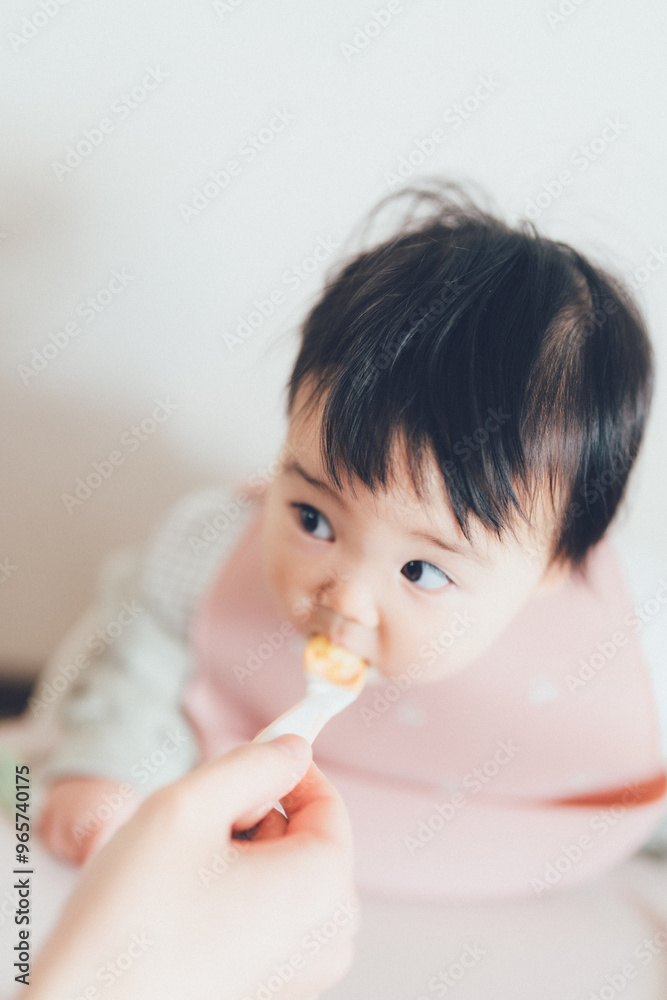 離乳食を食べる赤ちゃん