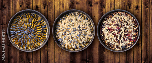 Frisch gebackener Zwetschgenkuchen mit Hefeteig und Steuseln