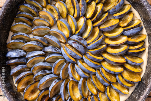 Frisch gebackener Zwetschgenkuchen mit Hefeteig und Steuseln