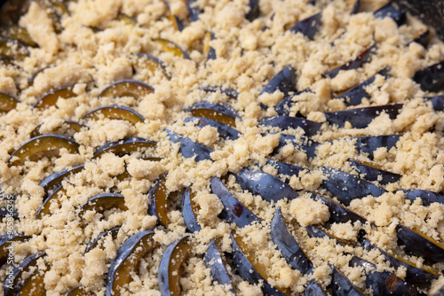 Frisch gebackener Zwetschgenkuchen mit Hefeteig und Steuseln