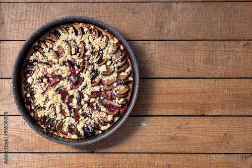 Frisch gebackener Zwetschgenkuchen mit Hefeteig und Steuseln