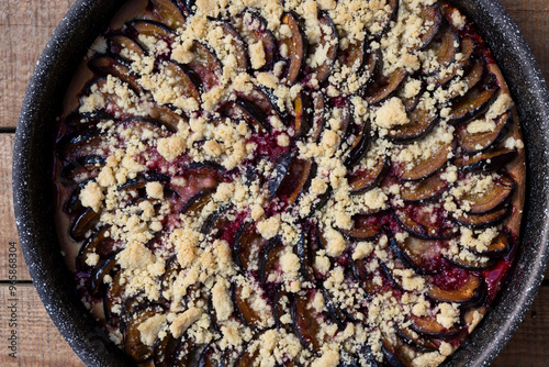 Frisch gebackener Zwetschgenkuchen mit Hefeteig und Steuseln