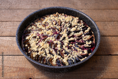Frisch gebackener Zwetschgenkuchen mit Hefeteig und Steuseln
