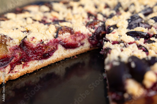 Frisch gebackener Zwetschgenkuchen mit Hefeteig und Steuseln close up