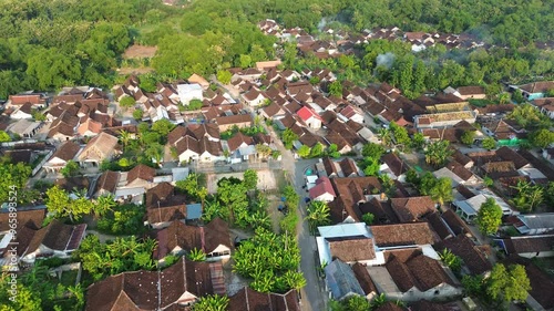 Pemandangan drone udara dari sebuah desa di Indonesia, rekaman kualitas 4k drone