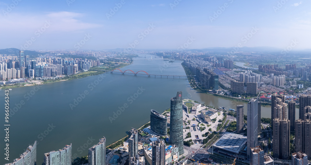 Obraz premium Aerial View of Stunning Urban Landscape and River in a Modern City