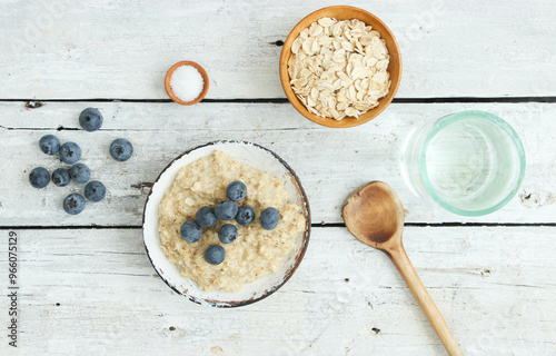 Haferbrei Porridge Haferflocken Hafer Flocken Brei Blaubeeren Blaubeer photo