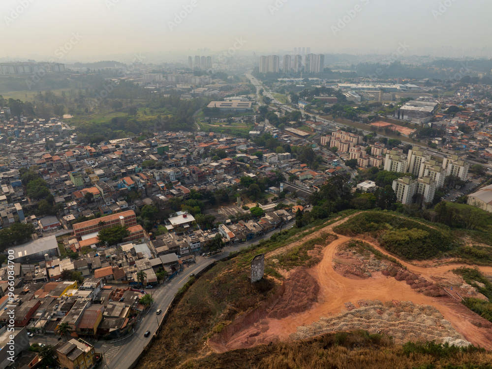 Fototapeta premium imagens aéreas impressionantes da cidade de Osasco, destacando seus principais pontos e oferecendo uma perspectiva única e ampla para valorizar projetos e promover a beleza urbana.
