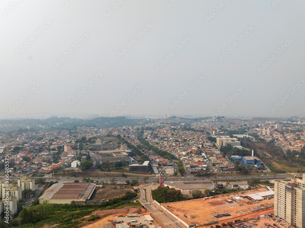 Fototapeta premium imagens aéreas impressionantes da cidade de Osasco, destacando seus principais pontos e oferecendo uma perspectiva única e ampla para valorizar projetos e promover a beleza urbana.