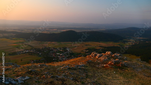 am Berg-Plateau mit Blick ins Tal photo