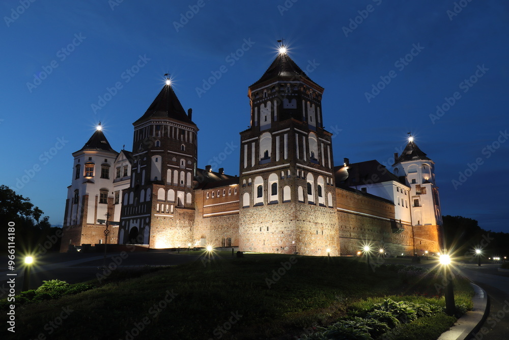 Fototapeta premium Mir Castle on a late summer evening