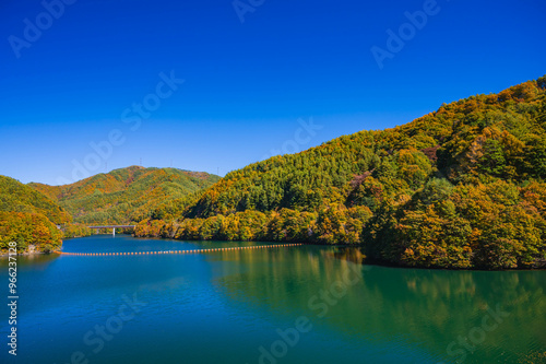 紅葉が広がるもみじ湖 