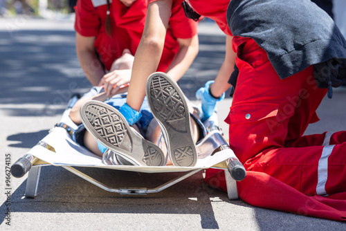 Canvas Print Paramedics in a rescue operation after accident