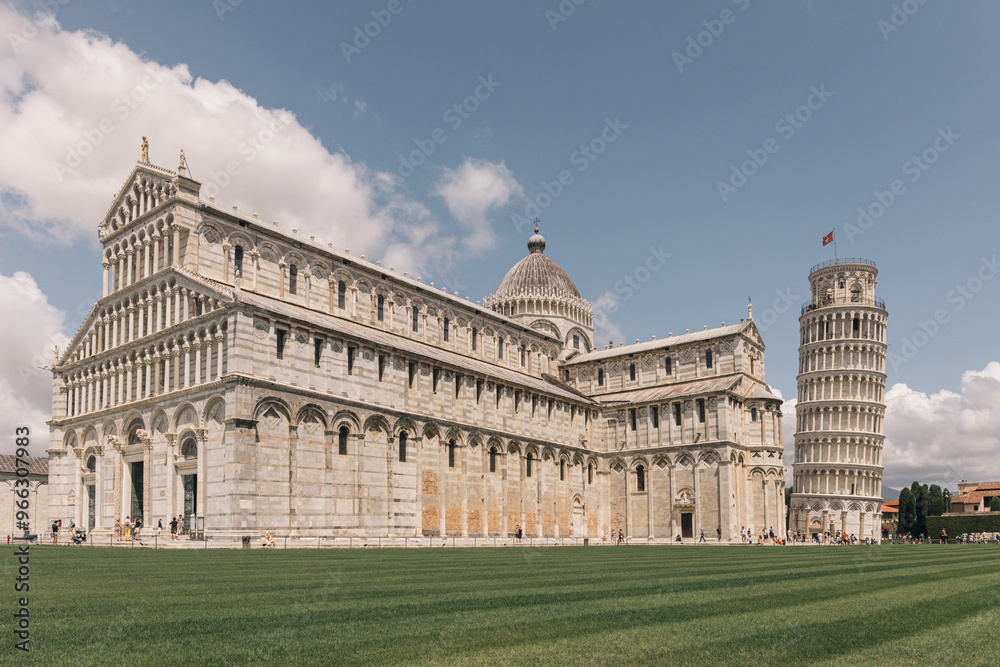 Obraz premium Pisa Cathedral on a sunny day, an Italian historical icon